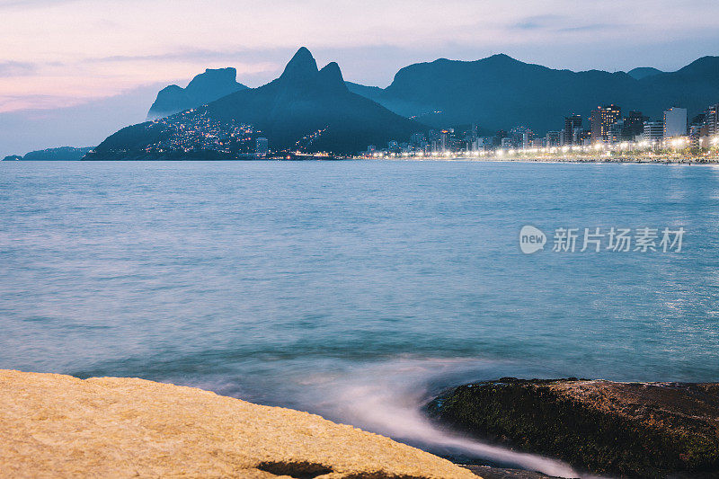 两兄弟山和伊帕内玛海滩的夜景从Arpoador岩石在里约热内卢de Janeiro